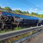 Ônibus universitário com estudantes de Lagarto tomba na BR-101 em São Cristóvão