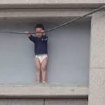 Menino de 3 anos é resgatado após ficar preso do lado de fora de prédio na China