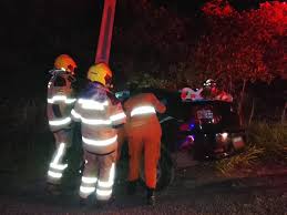 Carro colide contra poste na SE-100 e deixa dois feridos em Barra dos Coqueiros