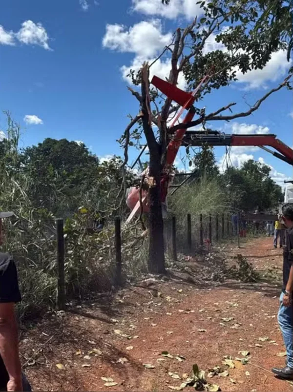 Helicóptero da dupla Henrique & Juliano cai no Tocantins; pai dos cantores pilotava a aeronave Helicóptero da dupla Henrique & Juliano cai no Tocantins; pai dos cantores pilotava a aeronave