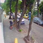 Mulher cai em bueiro após tampa ceder em calçada no Rio de Janeiro