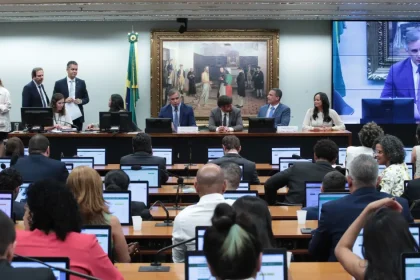 CCJ aprova admissibilidade de PEC que reduz maioridade penal para 16 anos