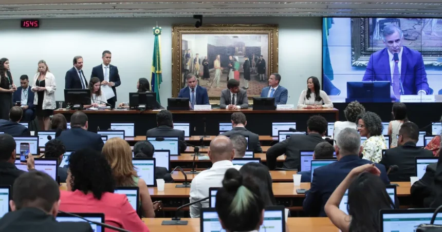 CCJ aprova admissibilidade de PEC que reduz maioridade penal para 16 anos