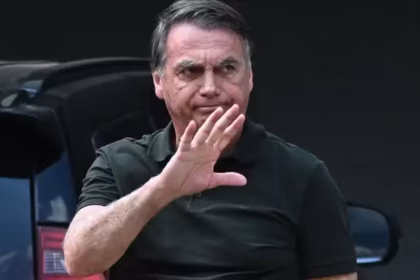 Arm4 do ex-presidente Bolsonaro é encontrada com militar durante blitz no DF; Moraes dá 24 horas para esclarecimentos
