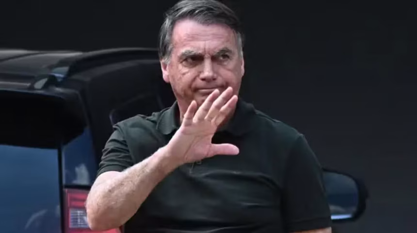 Arm4 do ex-presidente Bolsonaro é encontrada com militar durante blitz no DF; Moraes dá 24 horas para esclarecimentos