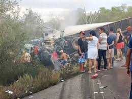 Grave acidente na BR-116 mata 15 pessoas no interior da Bahia Grave acidente na BR-116 mata 15 pessoas no interior da Bahia