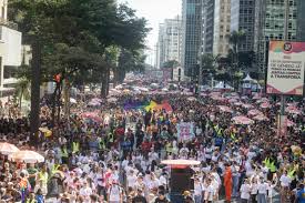30ª Parada do Orgulho LGBT+ movimenta a Avenida Paulista em São Paulo