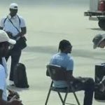 Delegação do Senegal passa por inspeção de segurança ao desembarcar nos Estados Unidos