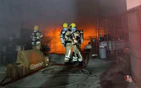 Incêndio atinge galpão de recicláveis e mobiliza bombeiros no Bairro América, em Aracaju