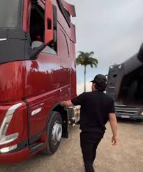 Natanzinho Lima ganha caminhão de presente da esposa: “Mais um sonho realizado”