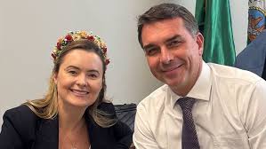 Eduardo Bolsonaro defende Júlia Zanatta como possível vice em chapa de Flávio Bolsonaro