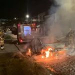 Veículo é destruído por incêndio no bairro Lamarão, em Aracaju