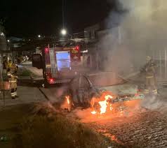 Veículo é destruído por incêndio no bairro Lamarão, em Aracaju