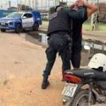 Homem é preso com drogas e motocicleta roubada durante ação policial em Tobias Barreto