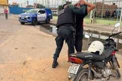 Homem é preso com drogas e motocicleta roubada durante ação policial em Tobias Barreto