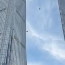 Avião de pequeno porte atinge arranha-céu mais alto de Pequim