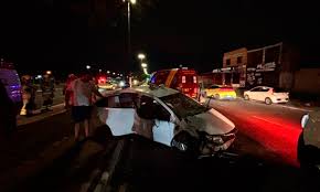 Carro bate em árvore e deixa ocupantes feridos na Avenida Tancredo Neves, em Aracaju