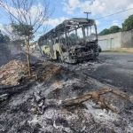 Ônibus pega fogo e fica completamente destruído em Teresina
