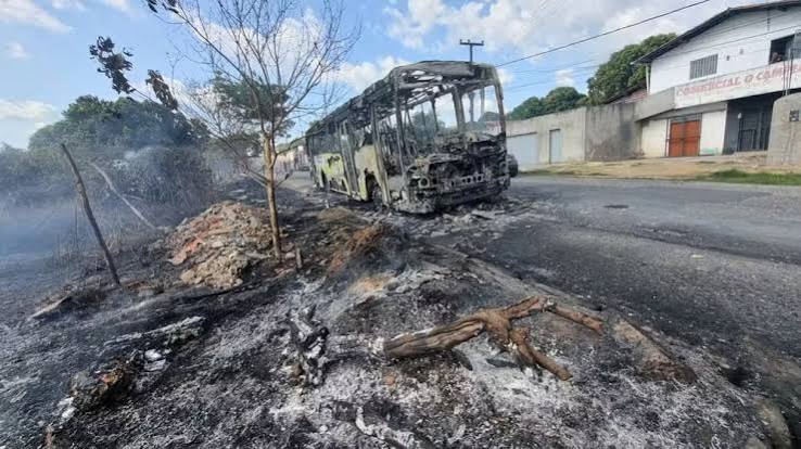 Ônibus pega fogo e fica completamente destruído em Teresina