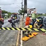 Idoso fica preso às ferragens após carro colidir contra poste na Farolândia, em Aracaju
