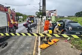 Idoso fica preso às ferragens após carro colidir contra poste na Farolândia, em Aracaju