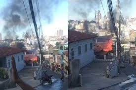 Incêndio de grandes proporções atinge imóvel abandonado em Salvador
