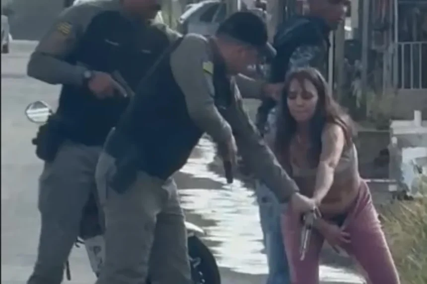 Mulher “dá à luz” a pistola durante abordagem policial no DF