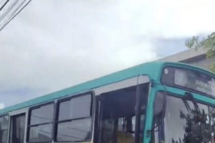 Roda de ônibus se desprende de veículo e atinge carro de passeio em Aracaju
