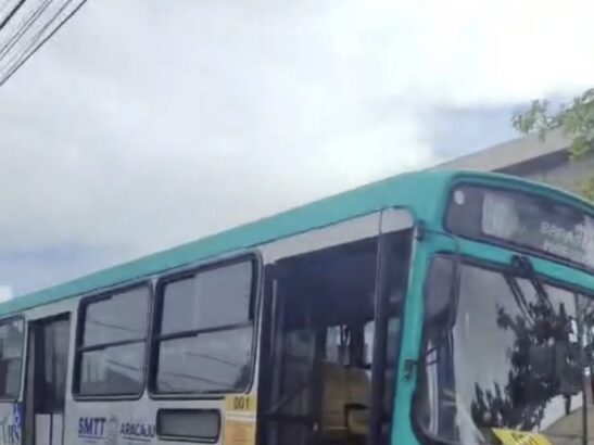 Roda de ônibus se desprende de veículo e atinge carro de passeio em Aracaju