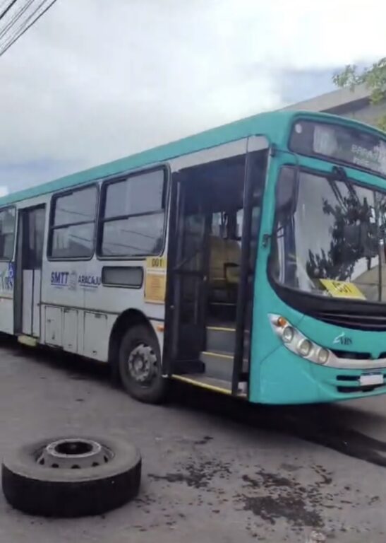 Roda de ônibus se desprende de veículo e atinge carro de passeio em Aracaju