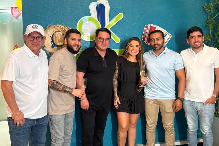 Liene Show assina contrato com a OK! Promo e compartilha momento nas redes sociais