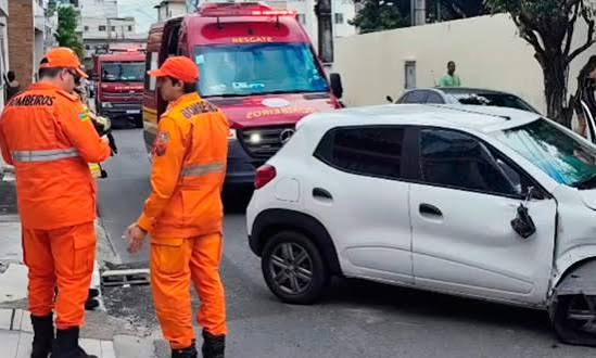 Motorista fica presa em veículo após capotamento no Bairro Industrial, em Aracaju