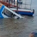 Ônibus cai em rio durante descida de rampa em porto de Barcarena no Pará
