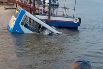 Ônibus cai em rio durante descida de rampa em porto de Barcarena no Pará