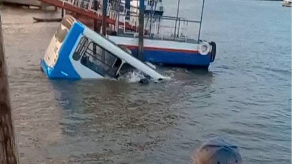 Ônibus cai em rio durante descida de rampa em porto de Barcarena no Pará