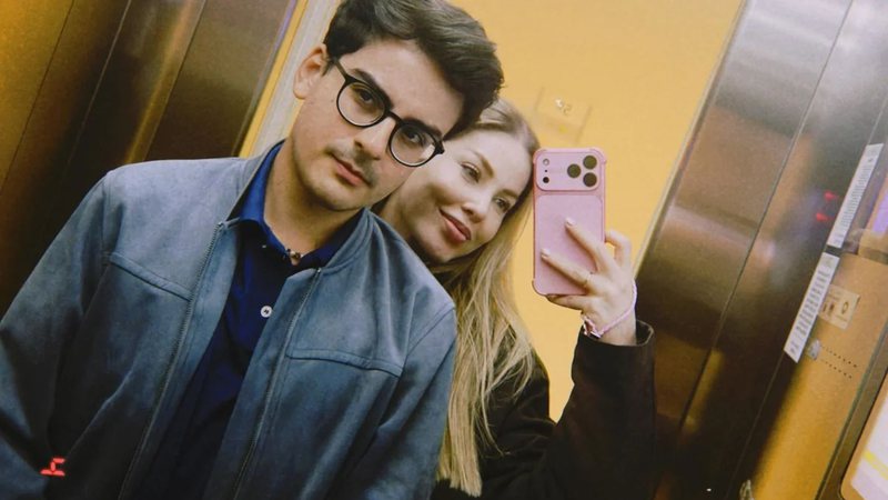 Saory Cardoso e Dudu Camargo enfrentam crise após revelação de suposto romance do jornalista com um homem Saory Cardoso e Dudu Camargo enfrentam crise após revelação de suposto romance do jornalista com um homem
