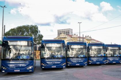 Prefeitura de Aracaju entrega 15 novos ônibus elétricos para o transporte público
