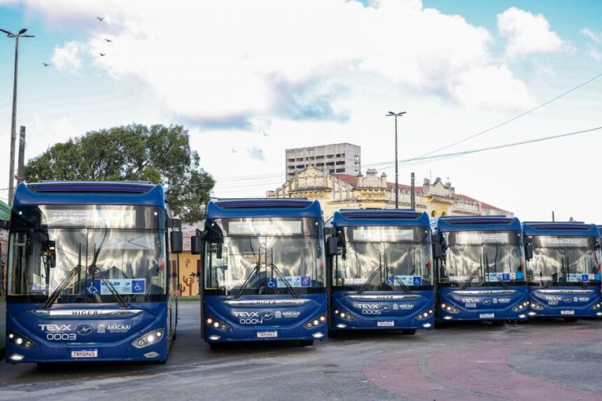 Prefeitura de Aracaju entrega 15 novos ônibus elétricos para o transporte público