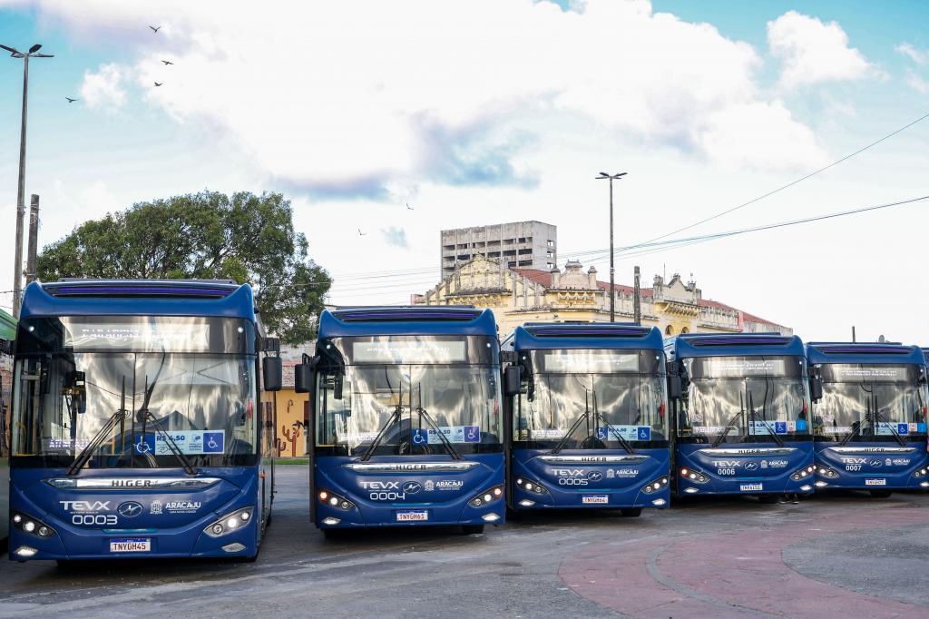 Prefeitura de Aracaju entrega 15 novos ônibus elétricos para o transporte público