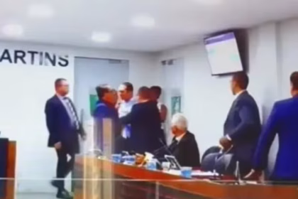Vereadores trocam agressões físicas durante sessão na Bahia