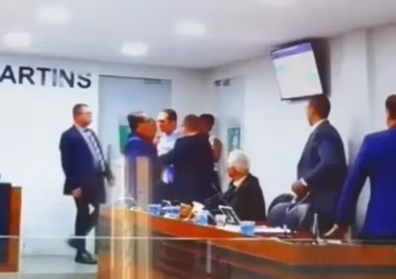 Vereadores trocam agressões físicas durante sessão na Bahia