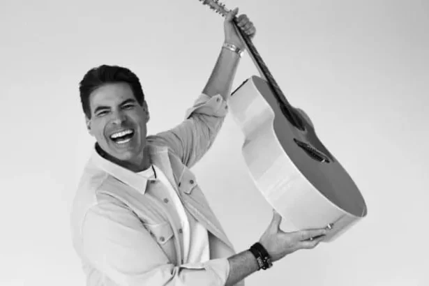 Cantor Marcelo Gasparini, da dupla sertaneja com o irmão gêmeo, morre aos 31