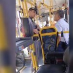 Motorista de ônibus é retirado à força por policiais durante abordagem em São Paulo
