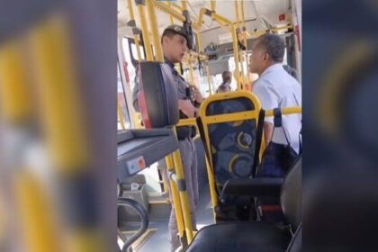 Motorista de ônibus é retirado à força por policiais durante abordagem em São Paulo