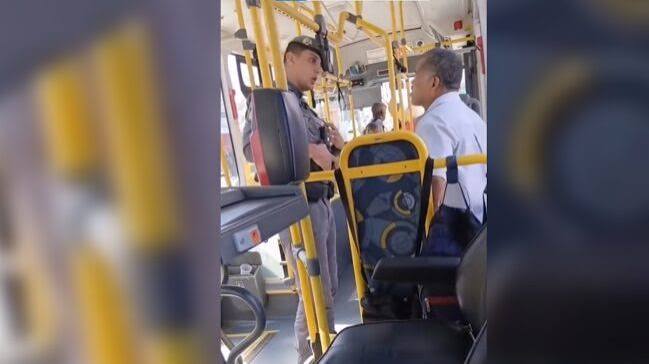 Motorista de ônibus é retirado à força por policiais durante abordagem em São Paulo