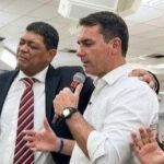 Flávio Bolsonaro se emociona durante culto do Dia dos Pais