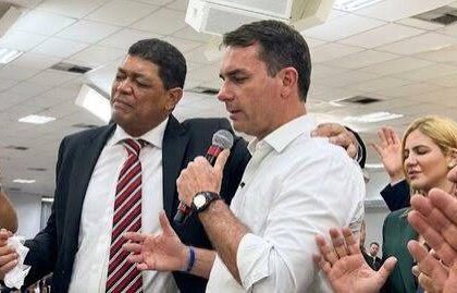 Flávio Bolsonaro se emociona durante culto do Dia dos Pais