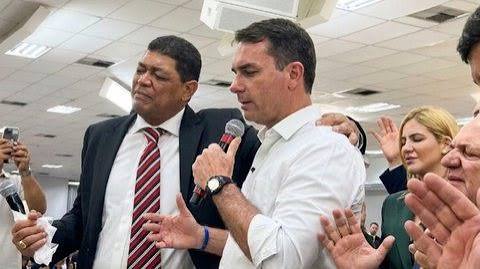 Flávio Bolsonaro se emociona durante culto do Dia dos Pais