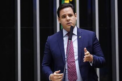 Rodrigo Valadares rebate acusações sobre voto contra redução de impostos sobre combustíveis