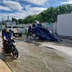 Carro é engolido por cratera após rompimento de tubulação no bairro Industrial, em Aracaju